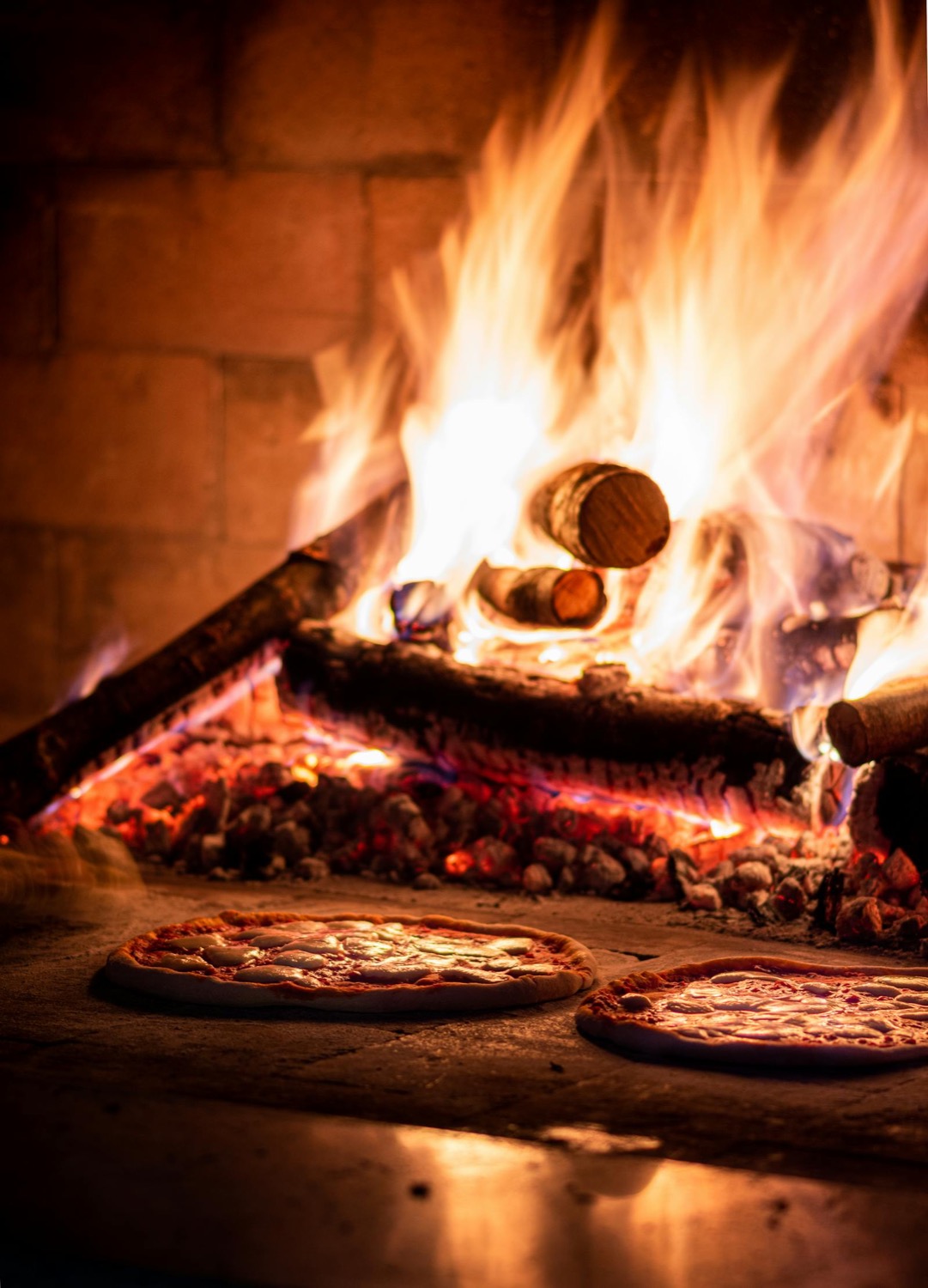 Pizzas cuites au four à bois